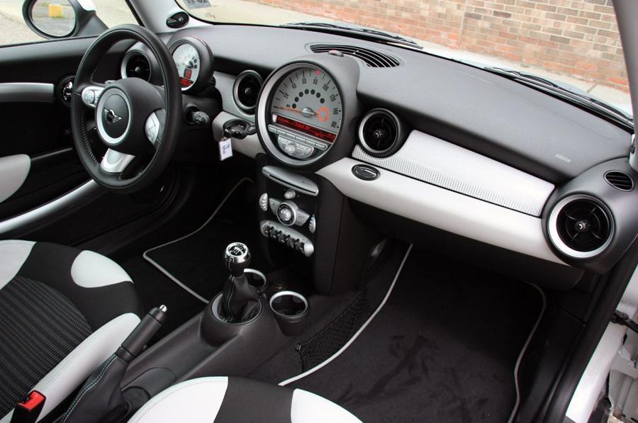  Mini Cooper 50 Camden Edition 2010 года  (фото 33 из 53)